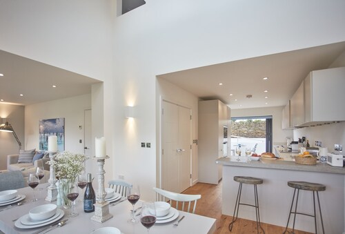 5 The Sands is a spacious detached house