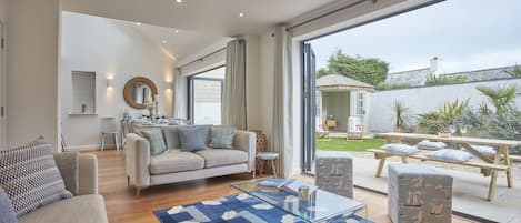 Smart-TV, Kamin, Stereoanlage