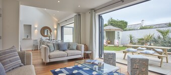 5 The Sands is a spacious detached house
