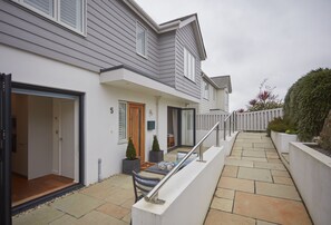 Exterior - 5 The Sands is a spacious detached house (Polzeath)