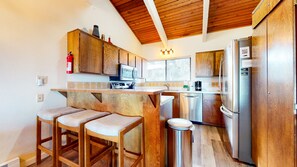 Fridge, microwave, oven, stovetop - Unbeatable Views! Private Laundry & Balcony. Near the Lakes Basin (Mammoth Lakes)
