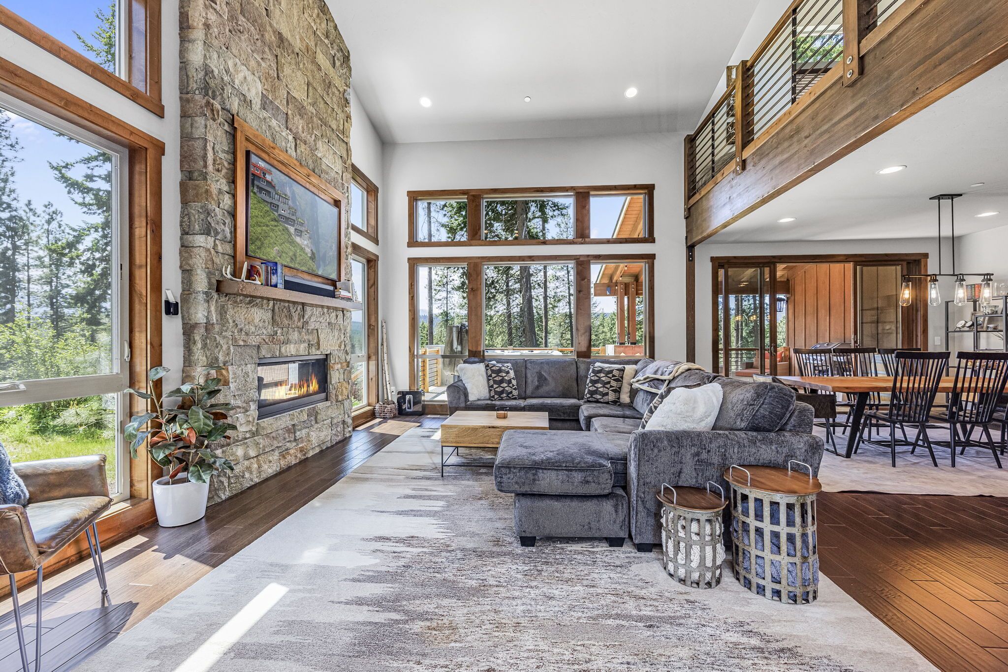 Smart-tv, eldstad, bordsfotboll och ett bordtennisbord