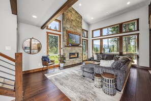 Smart TV, fireplace, table football, ping pong - Family-Friendly Luxury | Great Amenities + 1PM Check-In & Check-Out (Cle Elum)