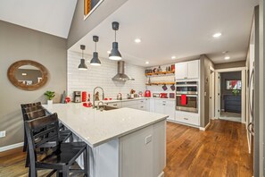 Fridge, microwave, oven, dishwasher - Cozy Cabin+Hot Tub+Huge Game Room & Early Check In & Late Checkout (Ronald)