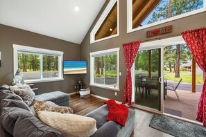 Smart TV, fireplace, ping pong