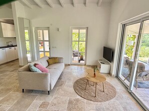 Smart TV, lareira, DVD player, livros