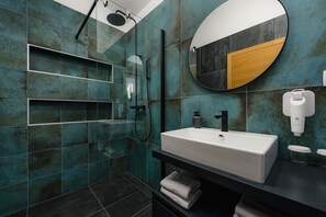 Douche, sèche-cheveux, serviettes fournies