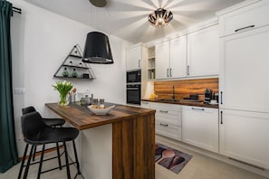 Kjøleskap, mikrobølgeovn, ovn og kokeplater