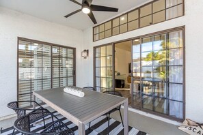 Outdoor dining - Modern-terranean Retreat|2 Masters | Pool & Hottub (Scottsdale)