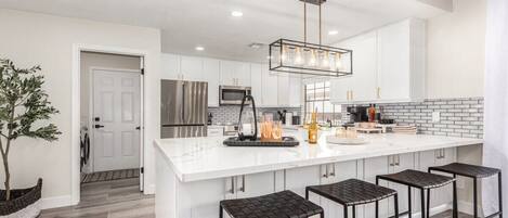 Frigorífico, microondas, horno y placa de cocina