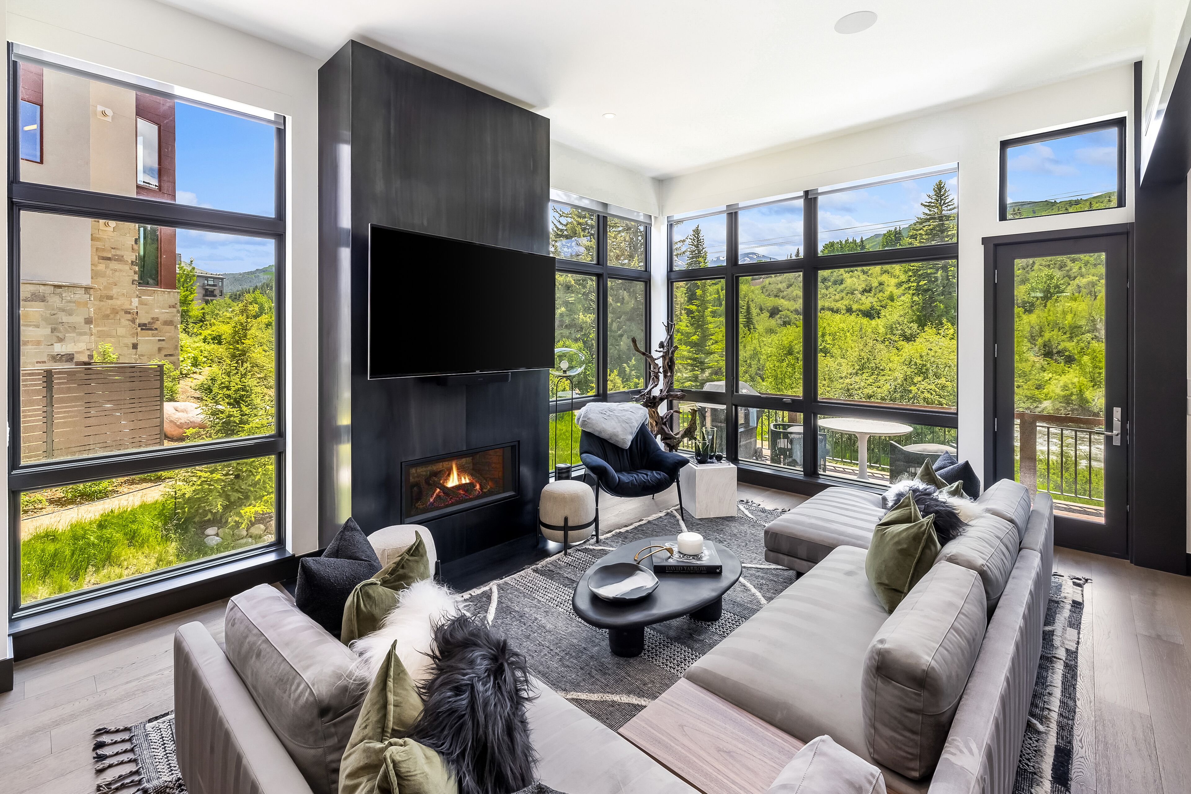 Riverfront Townhouse with Creekside Mountain Views, Firepit and Westin Access