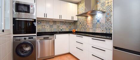 Kühlschrank, Mikrowelle, Ofen, Geschirrspüler