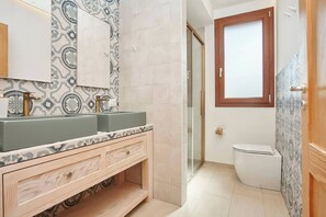 Dusche, Haartrockner, Handtücher, Seife