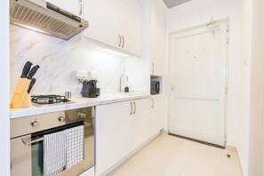 Apartment (0 Bedroom) | Private kitchenette | Microwave, oven, stovetop - Gorgeous Studio with breath-taking Palm Views (Dubai)