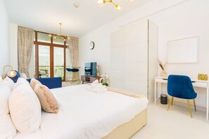 Apartment (0 Bedroom) | Individually decorated, individually furnished, iron/ironing board - Gorgeous Studio with breath-taking Palm Views (Dubai)