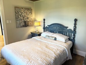 2 bedrooms, iron/ironing board, WiFi, bed sheets - Just the Middle Bitty, Sleeps 4! (Catawba County)
