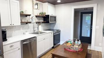 Frigorífico, microondas, horno y placa de cocina