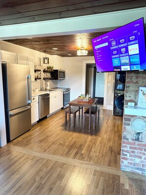 Fridge, microwave, oven, stovetop - Just the Middle Bitty, Sleeps 4! (Catawba County)