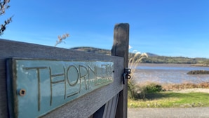 Ein Holzschild mit der eingravierten Aufschrift 'THORNLEE'.