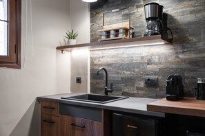 Standard-sviitti | Yksityinen keittiö | Minijääkaappi, mikroaaltouuni, espressokone, kahvin-/teenkeitin