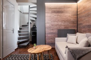 Deluxe Suite | Living area | 45-inch Smart TV with satellite channels, TV, Netflix - GM Luxury Suites Kalavryta (Kalavrita)