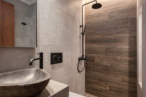 Phòng Suite Tiêu chuẩn | Phòng tắm | Buồng tắm vòi sen, vòi sen phun mưa, đồ dùng nhà tắm miễn phí 