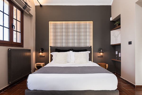 Standard Suite | Frette Italian sheets, premium bedding, pillowtop beds, desk