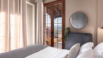 Deluxe Suite | Frette Italian sheets, premium bedding, pillowtop beds, desk