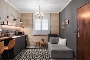 Standard Room | Living area | 45-inch Smart TV with satellite channels, TV, Netflix - GM Luxury Suites Kalavryta (Kalavrita)