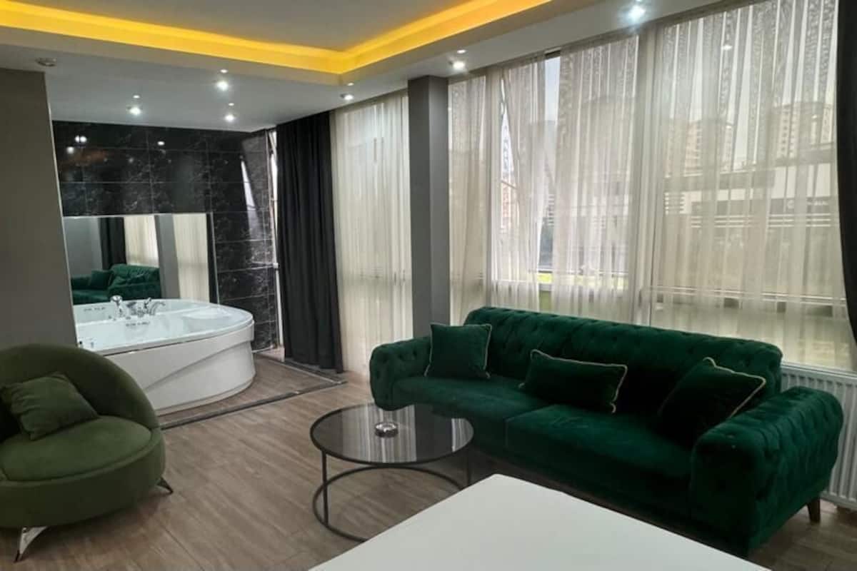 Presidential Studio Suite, 1 Bedroom, City View | Peralatan tempat tidur premium, bar mini