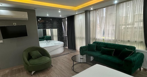 Suite estudio presidencial, 1 habitación, vista a la ciudad | Ropa de cama de alta calidad, minibar, muebles diferentes y escritorio