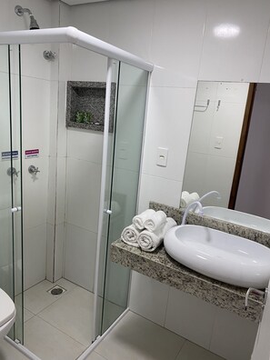Suite Standard | Badezimmer | Dusche, Handtücher, Seife, Shampoo