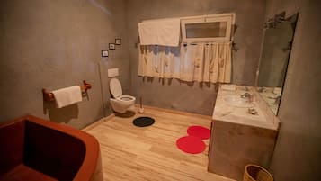 Combined shower/bathtub, towels, soap, shampoo