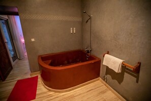 Duschwanne, Handtücher, Seife, Shampoo