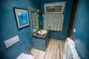 Combined shower/bathtub, towels, soap, shampoo