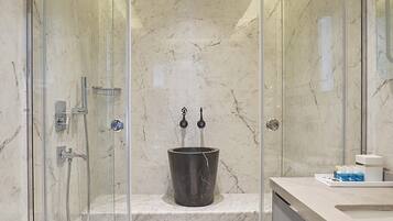 Studiosuite | Badezimmer | Dusche, kostenlose Toilettenartikel, Haartrockner, Hausschuhe