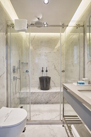 Studio Suite | Bathroom | Shower, free toiletries, hair dryer, slippers - The Hubi Hotel (Istanbul)