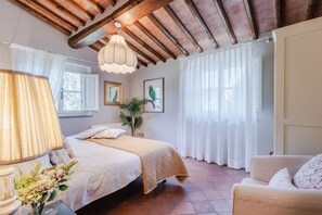 2 bedrooms, iron/ironing board, bed sheets
