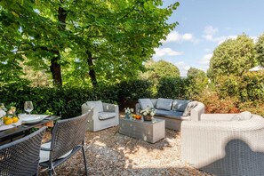 Outdoor dining - Maria Farmhouse Apartment in Wine Resort in Lucca (Monte San quirico)