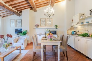 Dining - Maria Farmhouse Apartment in Wine Resort in Lucca (Monte San quirico)