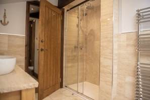 Combined shower/tub, hair dryer, towels