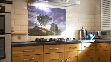 Jääkaappi, mikroaaltouuni, astianpesukone