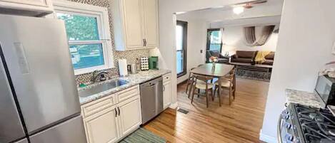 冷蔵庫、電子レンジ、オーブン、コンロ