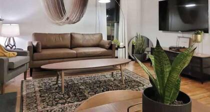 Cheerful 3 bedroom with fenced yard and parking!