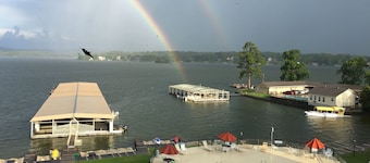 Cozy lake condo, 5 minutes from Oaklawn Casino