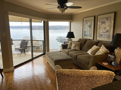 Cozy lake condo, 5 minutes from Oaklawn Casino