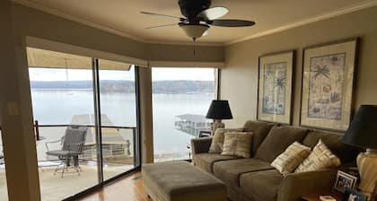 Cozy lake condo, 5 minutes from Oaklawn Casino