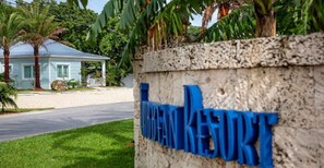 Welcome to Mirrifeld Keurt, a serene retreat surrounded by lush greenery and a tranquil atmosphere.