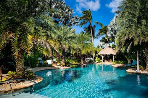 Jamaican Palm House 3 Bedrooms, 2 Bath, Poolside