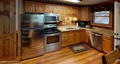 PET FRIENDLY 2br/2ba Tree Top -walk to ski/village